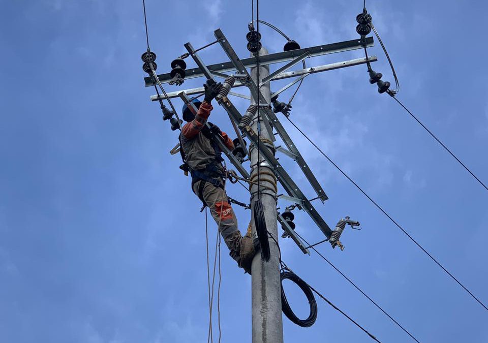 Traslado de línea en MT y BT para construcción de doble calzada